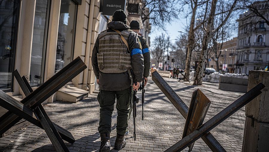 Dos soldados vigilan el casco histórico de Odesa, que estos días está completamente militarizado