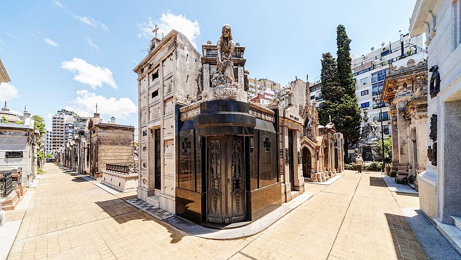 El Cementerio de la Recoleta está ubicado en el barrio de Recoleta y contiene las tumbas de personas muy reconocidas