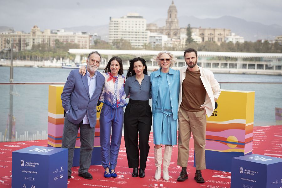 Laia Costa, Susi Sánchez y todo el equipo de 'Cinco lobitos' en el Festival de Málaga