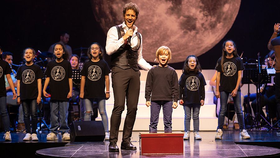 Diges está acompañado de una gran orquesta sinfónica y un coro de 20 niños