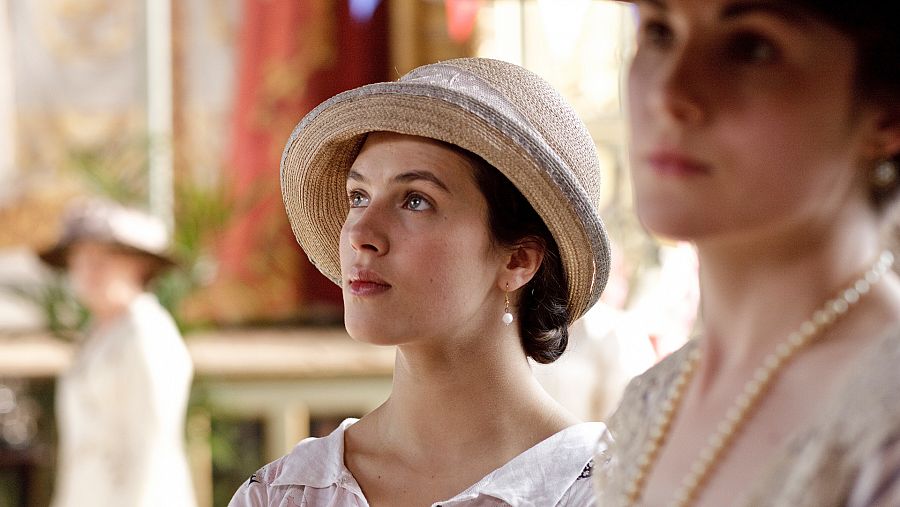 Jessica Brown-Findlay interpreta a la joven Sybil Crawley en Downton Abbey
