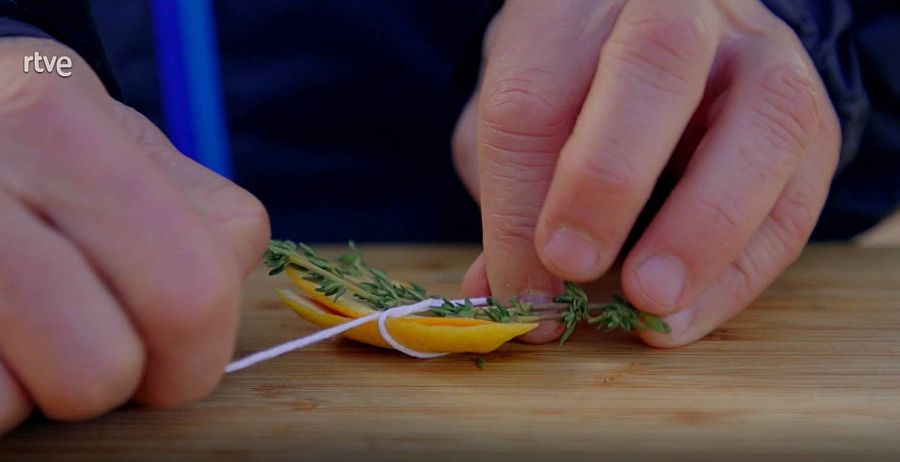 Saquito con la piel de naranja, de limón y el romero