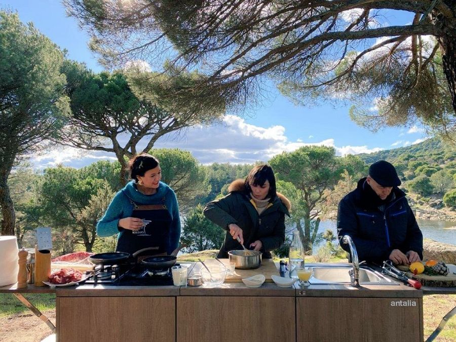Los tres cocinando el solomillo de ternera con buñuelos