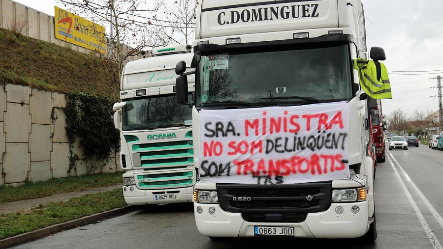 Dos dels camions que participen a la protesta