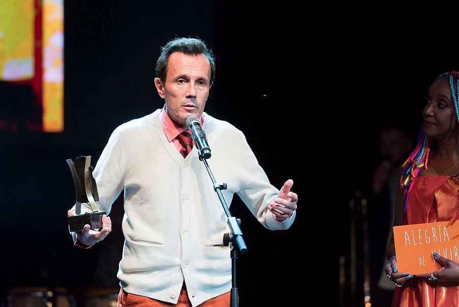 Jesús María Montes-Fernández a sobre de l'escenari davant del micròfon