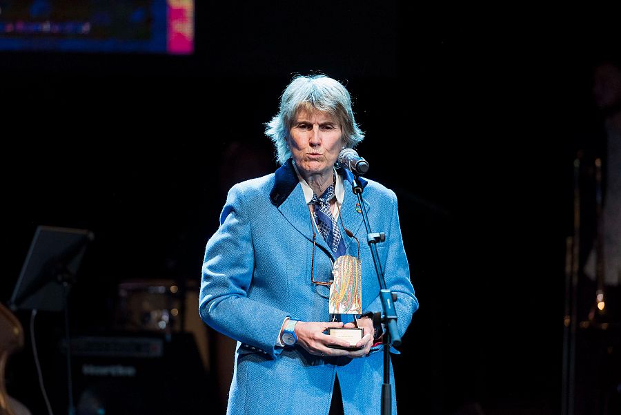 Paloma del Río a sobre de l'escenari parlant davant del micròfon amb el premi a la mà