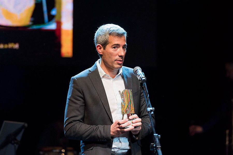 Oriol Nolis a l'escenari agraïnt el premi davant del micro