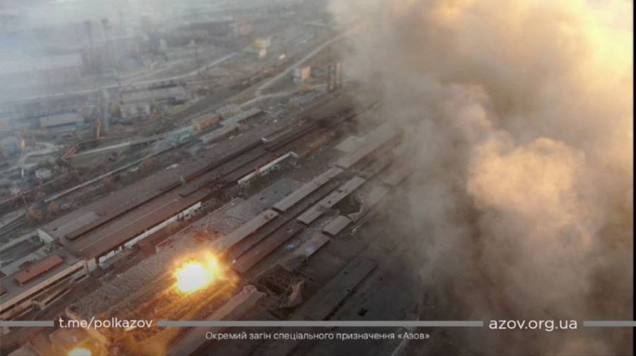 Imagen de bombardeo sobre una zona industrial de Mariúpol