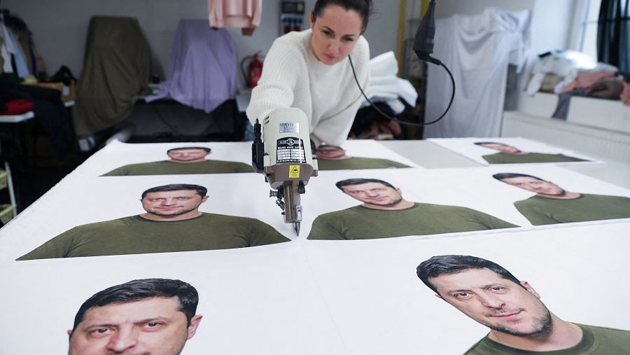 Una mujer confecciona fundas de almohada con la imagen de Zelenski en un taller de Ceska Lipa, República Checa.