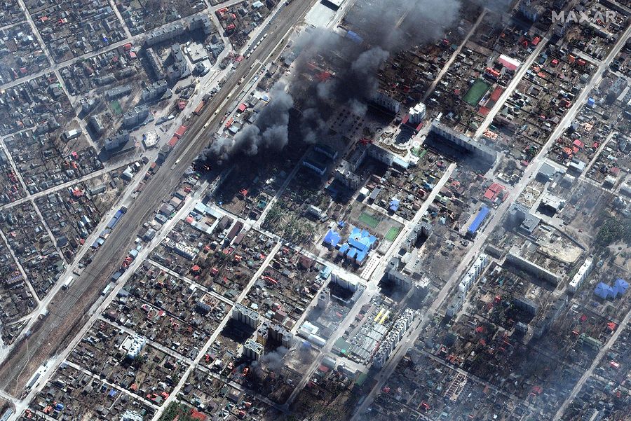 Tanques de combustible ardiendo en un área industrial de Chernígov (21 marzo)