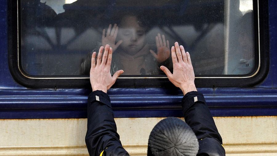 Despedida de un padre y su hijo en la estación de tren de Kiev.