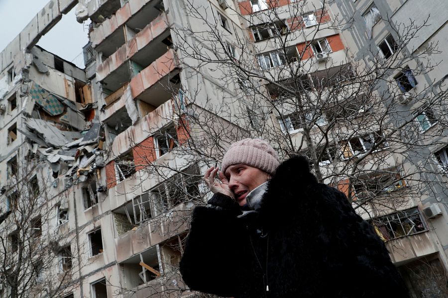 Una mujer llora junto a un edificio de viviendas destruido, en Mariúpol. 