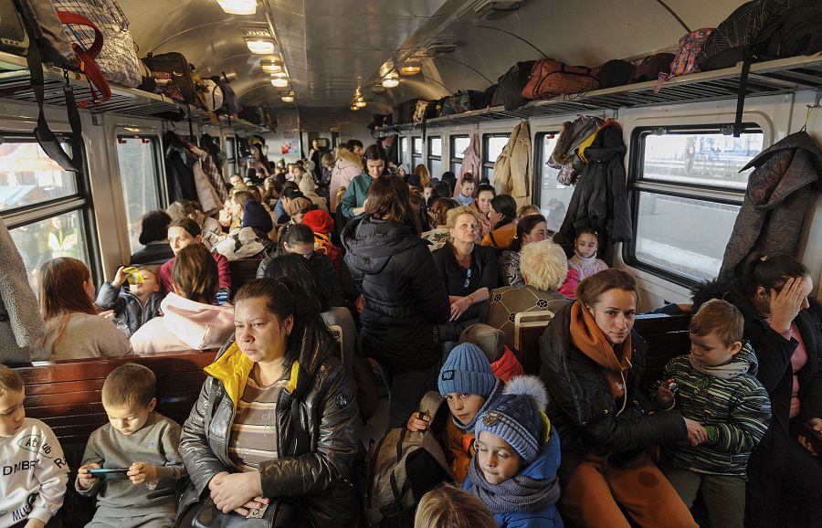 Interior del vagón de un tren que partió de Leópolis (Ucrania) en dirección Polonia. 