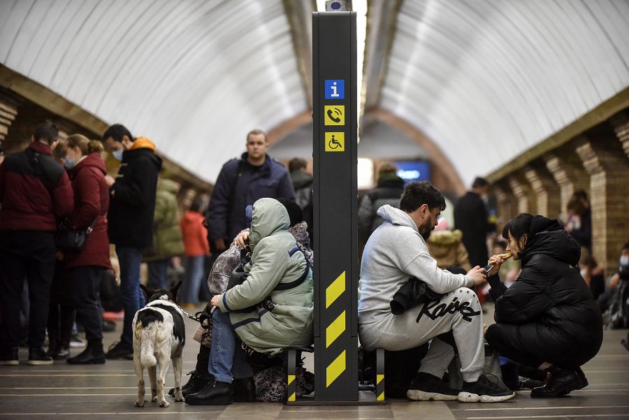 Numerosos ciudadanos se refugian en una estación de metro de Kiev. 