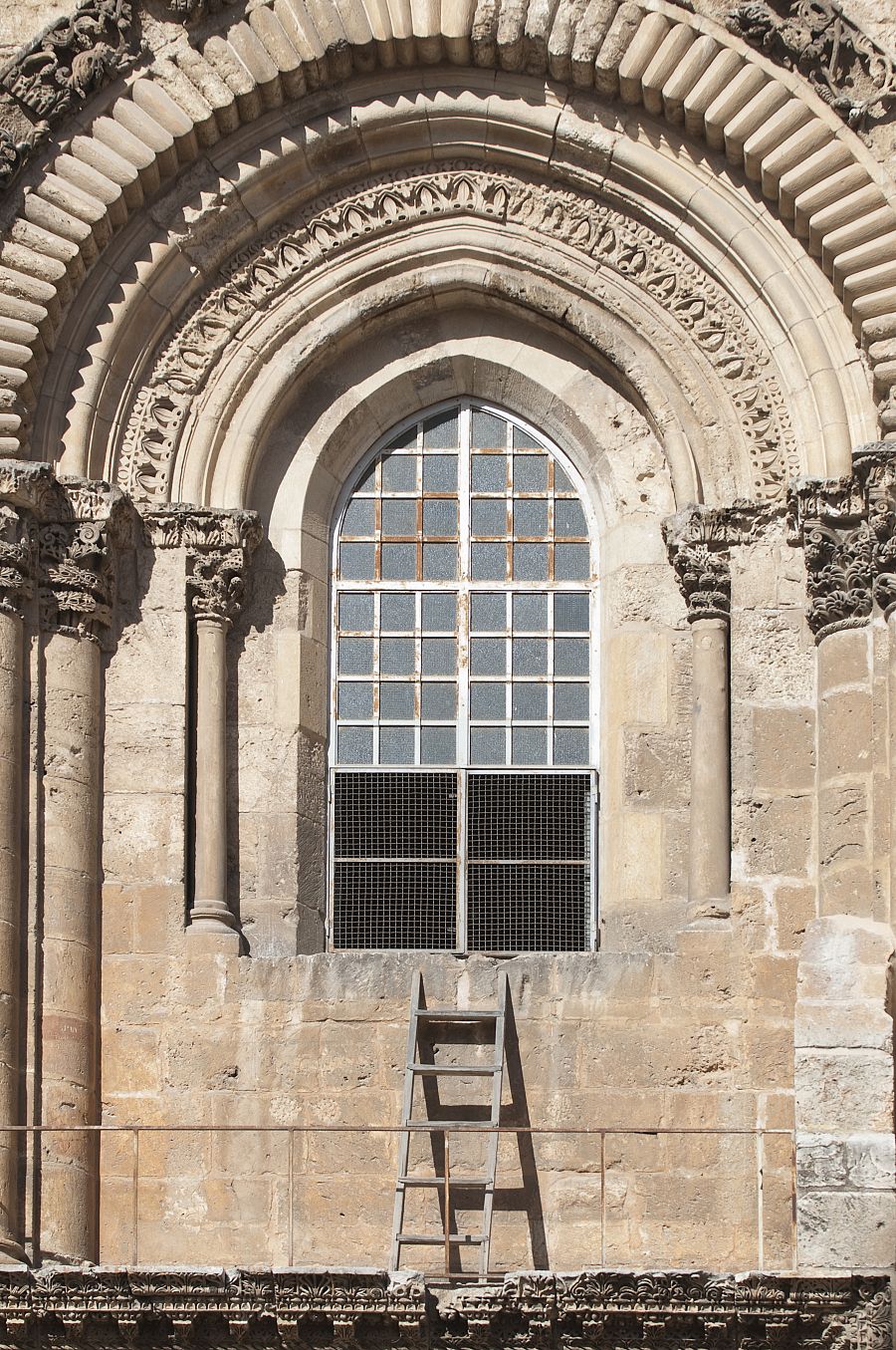 La emblemática escalera de la iglesia del Santo Sepulcro