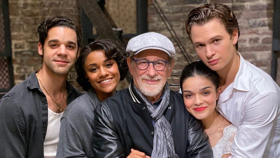 Steven Spielberg, Ansel Elgort, Rachel Zegler, Ariana DeBose y David Álvarez durante el rodaje de 'West Side Story'