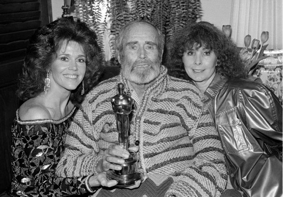 Henry Fonda con la estatuilla en casa