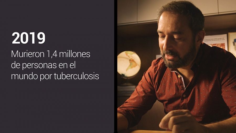 Pere Estupinyà habla con la experta en tuberculosis Elisa López