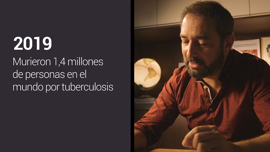 Pere Estupinyà habla con la experta en tuberculosis Elisa López