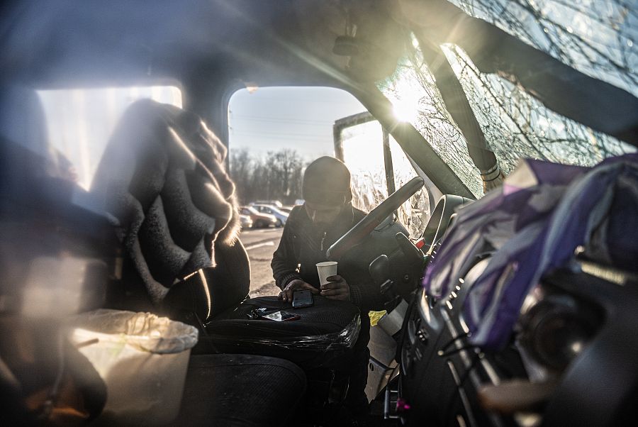 El interior de un coche que ha llegado a Zaporiyia desde Mariúpol a través de uno de los corredores humanitarios que se han habilitado estos últimos días. 