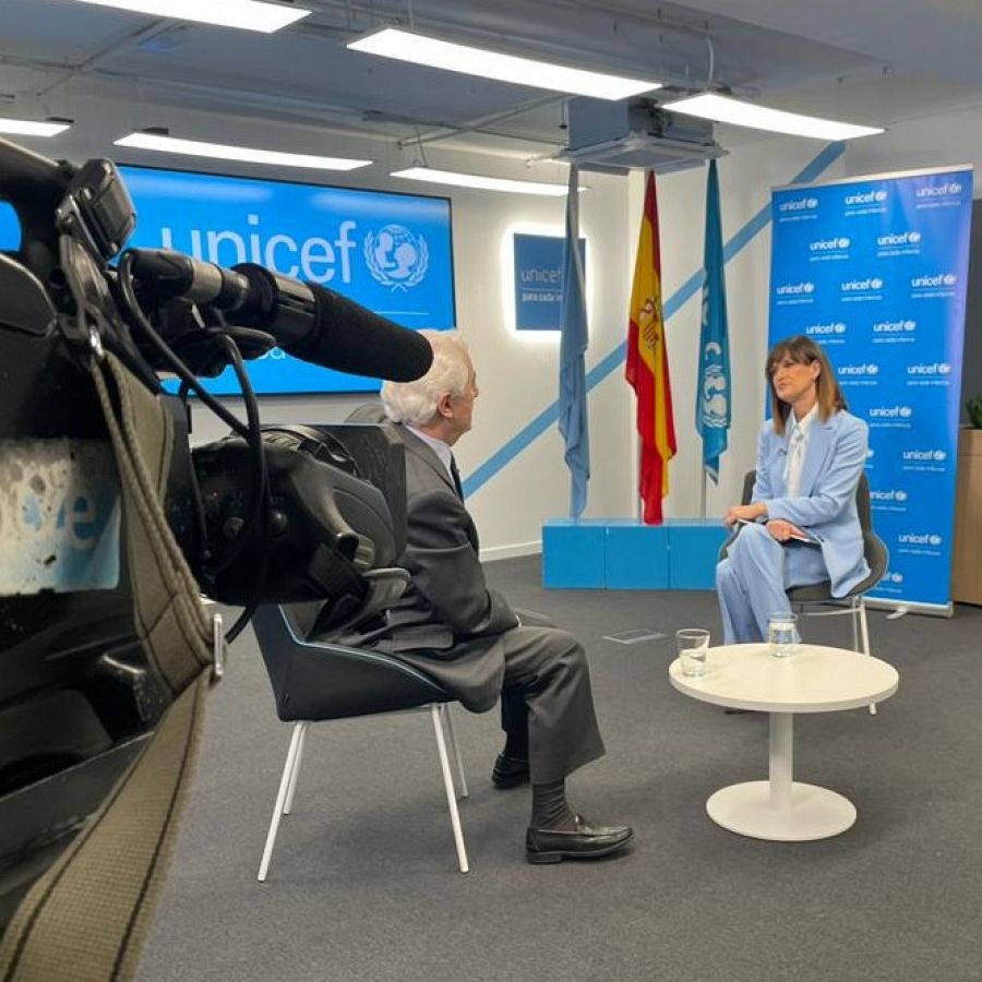 Cámara de TVE en primer plano y la entrevistadora con su invitado en UNICEF España.