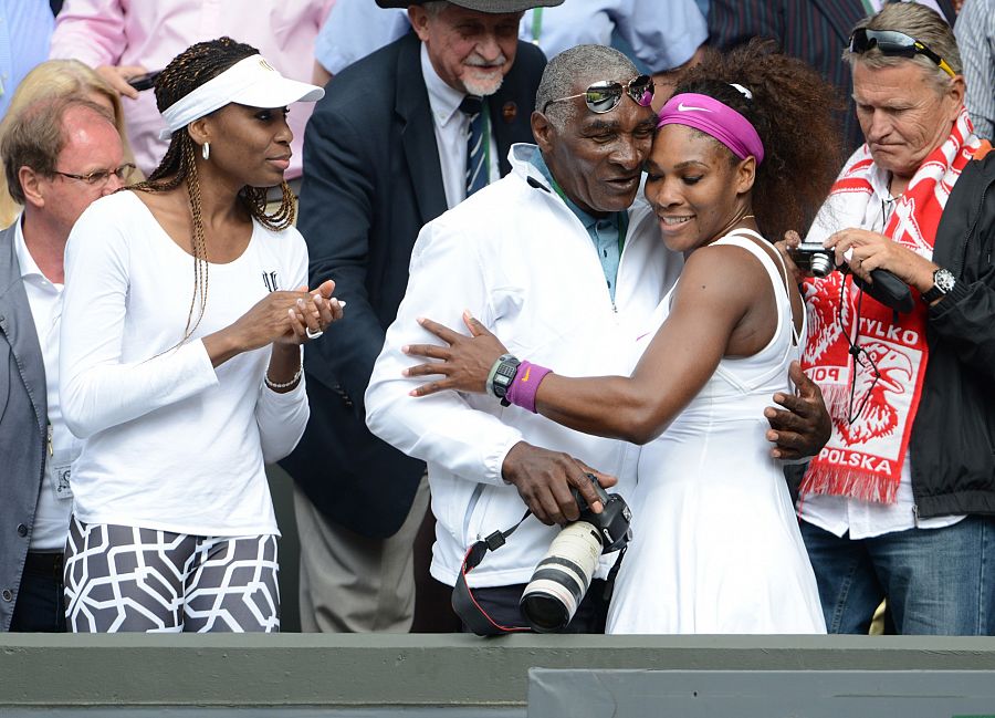 Serena y Venus Williams con su padre