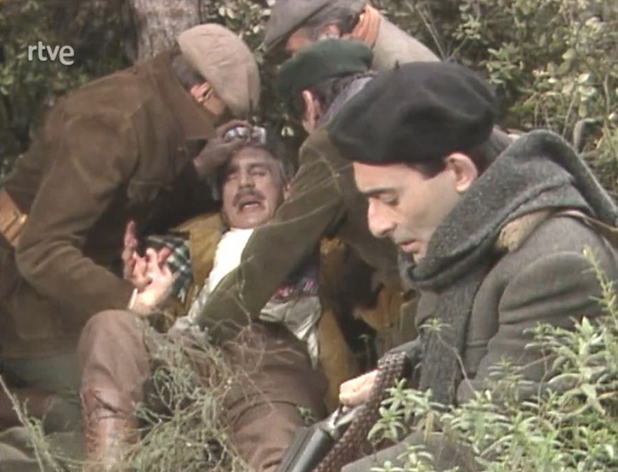 A 'Martí, pare i fill', Enric Casamitjana jeu malferit envoltat per Juanjo Puigcobé, Enric Serra i els altres actors del repartiment