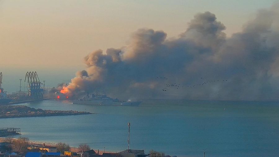 Incendio de un barco ruso en el puerto de la ciudad ucraniana de Berdiansk, en el mar de Azov.