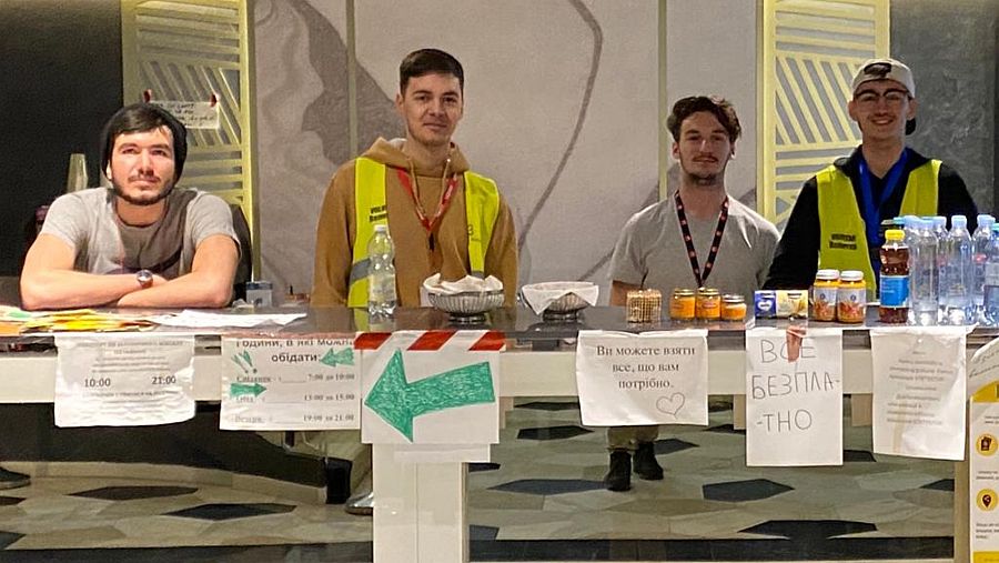 Voluntarios en el hotel Mandachi de Suceava