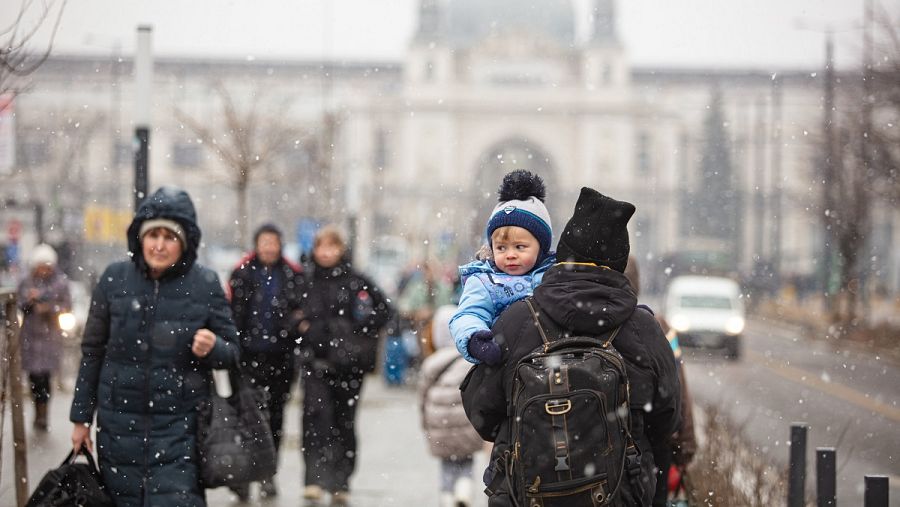 Refugiados ucranianos en la estación de tren de Lviv escapando del país