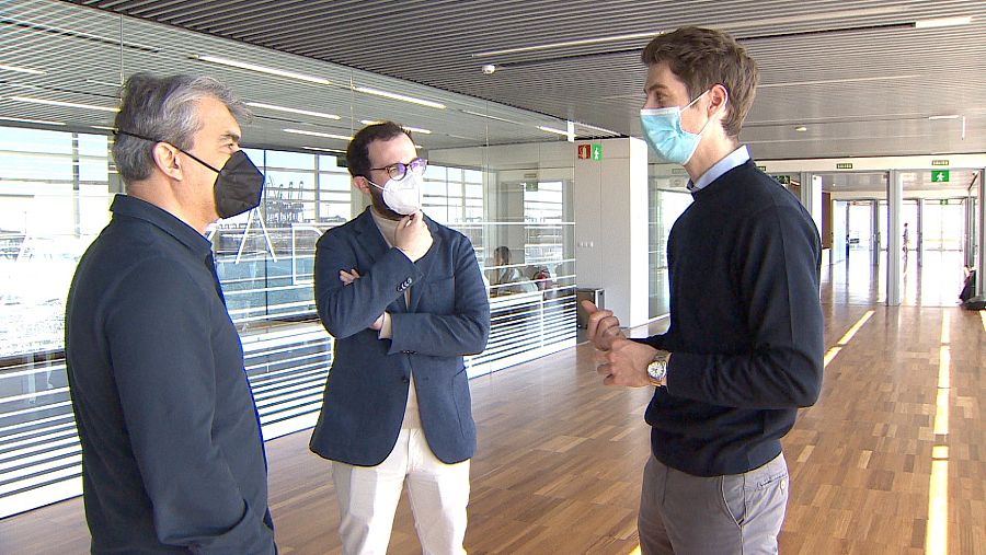 El director de Zoom Net, Manuel González, con los fundadores de Trazable, Lucas Salinas y Pablo Rodrigo.