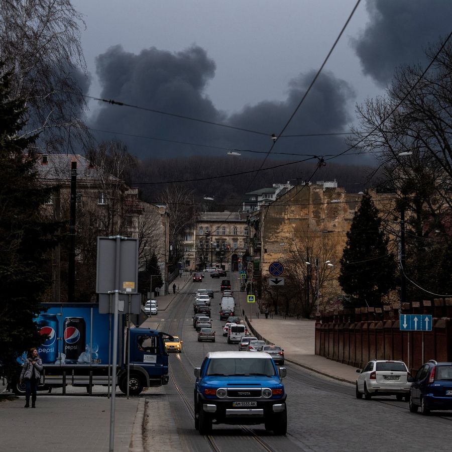 Humo sobre la ciudad de Leópolis tras un ataque aéreo ruso.