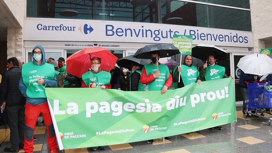 Membres d'Unió de Pagesos es manifesten davant del Carrefour de Tarragona | ACN