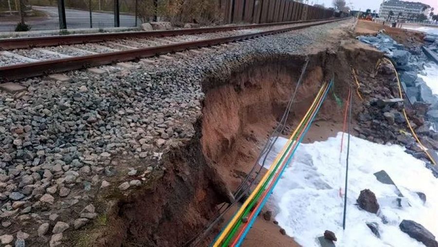 Les ones han descalçat les vies i han deixat al descobert els cables en el tram afectat | ACN