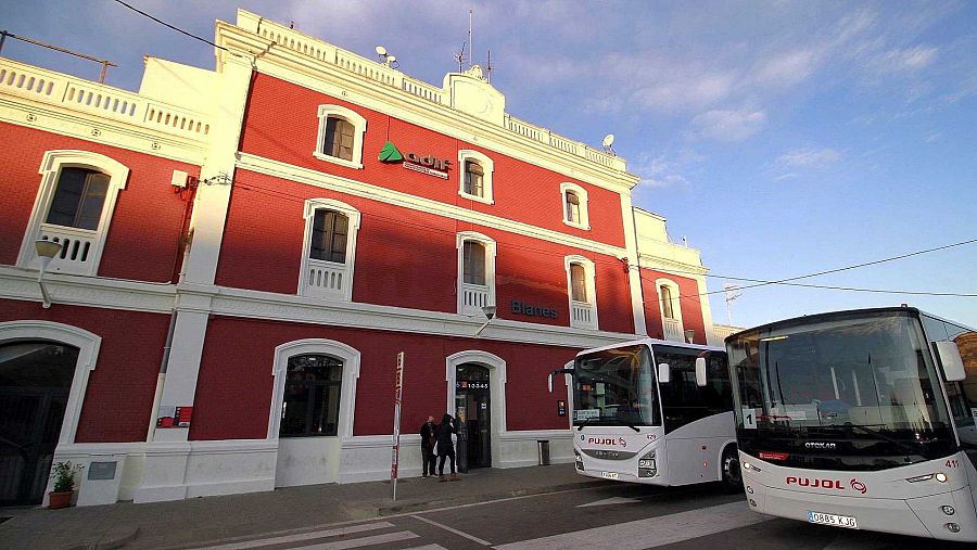 Renfe ha establert un servei alternatiu amb autobusos entre Blanes i Pineda de Mar | ACN