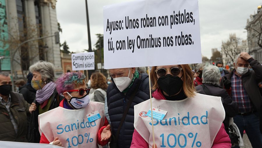 Varias persona se manifiestan en apoyo de la Atención Primaria en Madrid.