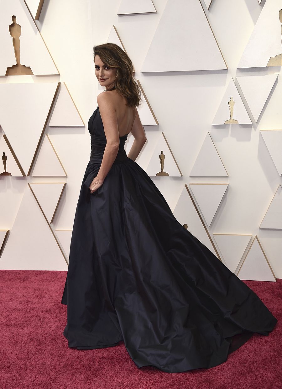 Pénelope Cruz luce un vestido de Chanel en la alfombra roja de los Premios Oscar 2022