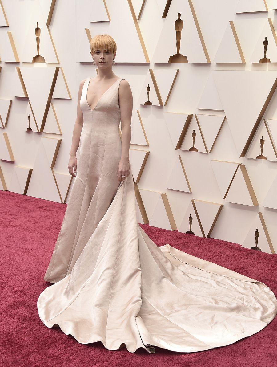 Jessie Buckley en la alfombra roja de los Premios Oscar 2022