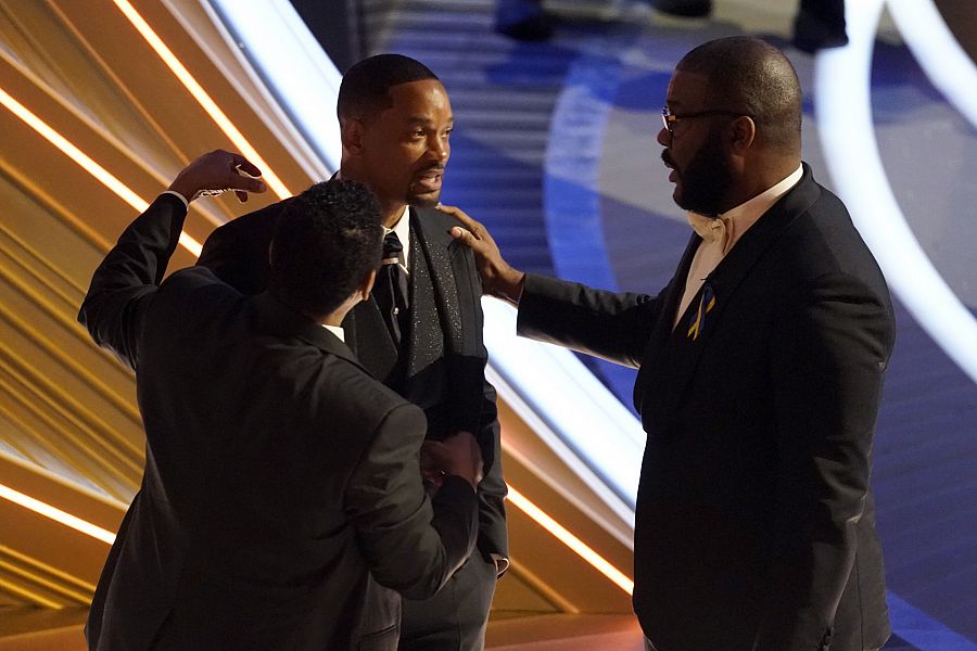 Sean Combs y Tyler Perr intentan consolar a Will Smith después de la agresión a Chris Rock