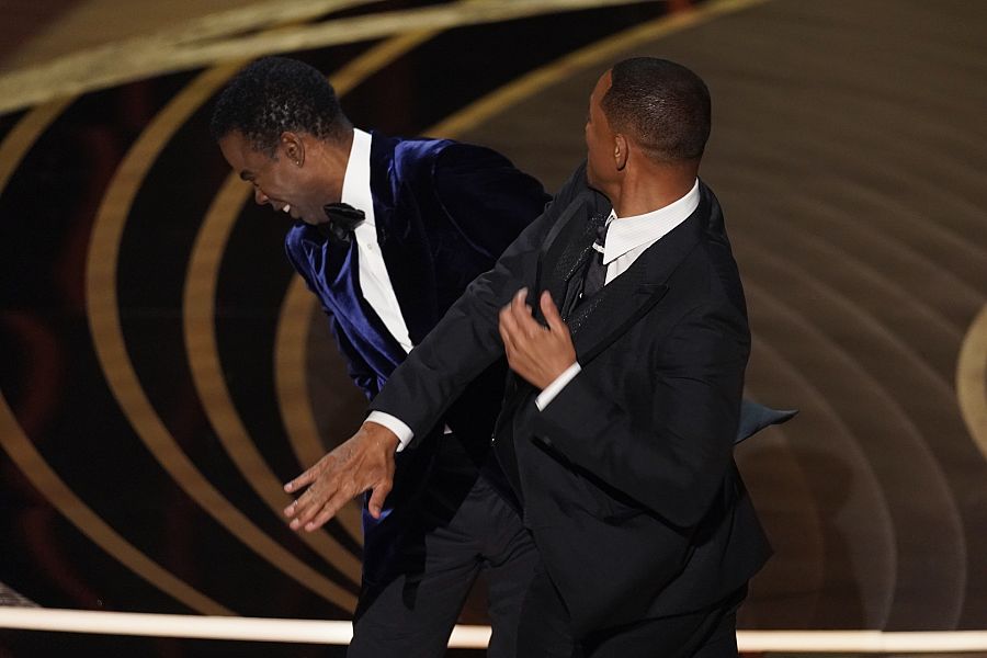 Will Smith abofetea a Chris Rock en la gala de los Oscar 2022