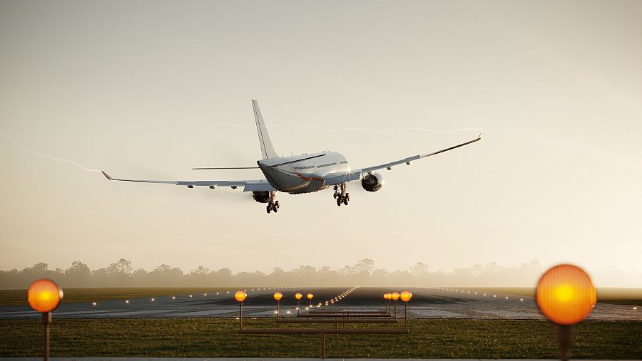 Despegue de un avión en un aeropuerto al anochecer