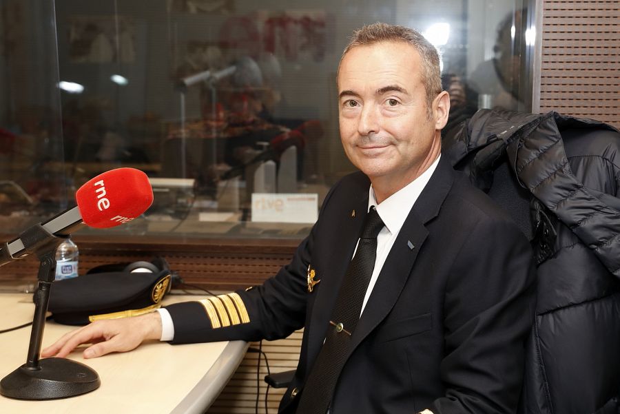 El instructor de vuelo, Javier Martín Chico en los estudios de RNE