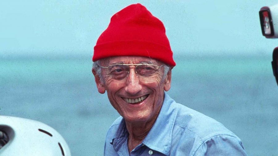 Jacques Cousteau sonriendo en alta mar