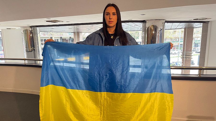 Jamala posa con la bandera de Ucrania tras la entrevista