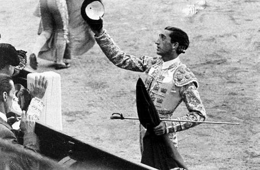 La profunda cornada del toro Islero acabó con la vida de Manolete, en Linares, Jaén, el 29 de agosto de 1947. El torero acababa de cumplir 30 años
