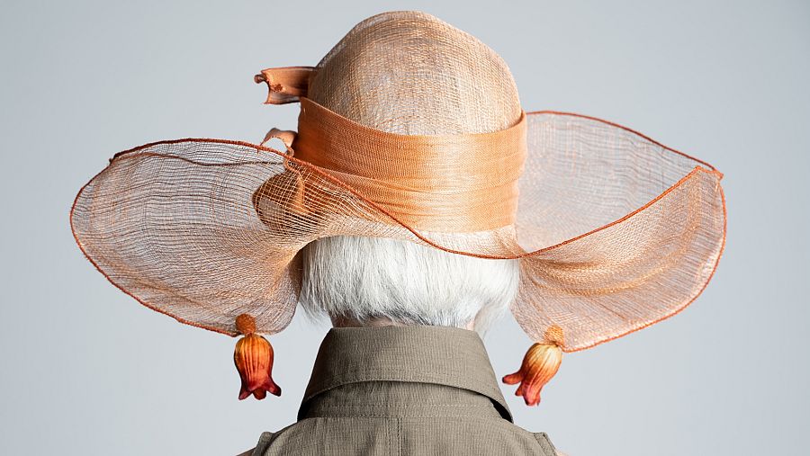 Rafia, terciopelo, malla de metal, tul¿ sus tocados son una mezcla perfecta de armonía y atrevimiento