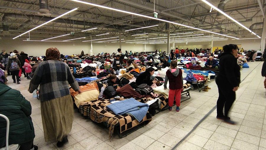 Los voluntarios se aseguran de que tengan un lugar donde pasar la noche, comida caliente y atención hasta que salga el medio de transporte