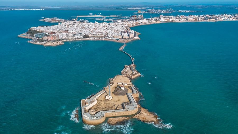 En primer término, el castillo de San Sebastián