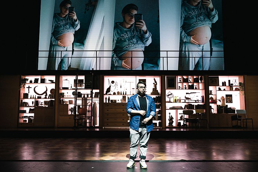 Escena de 'Lengua madre', dirigida por Lola Arias en el Teatro Valle-Inclán de Madrid