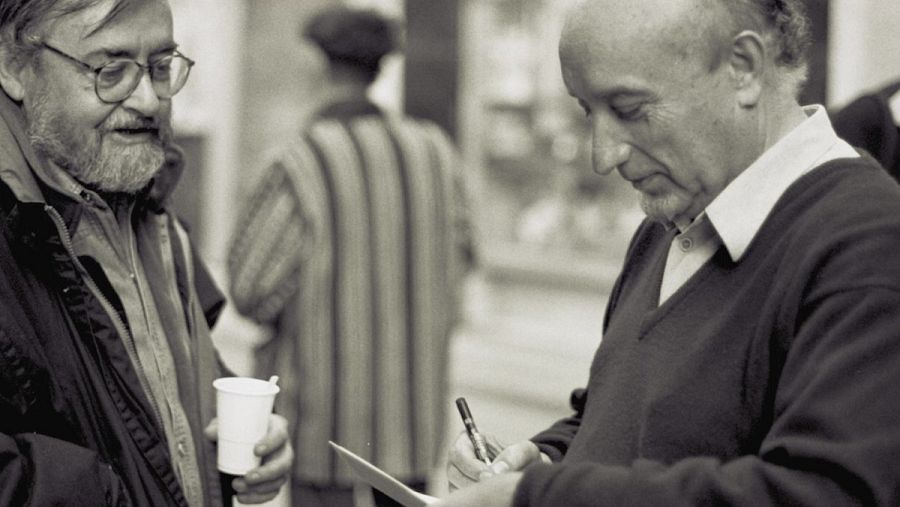 Manuel Vicent firmando el libro 'Tranvía a la Malvarrosa' en Valencia